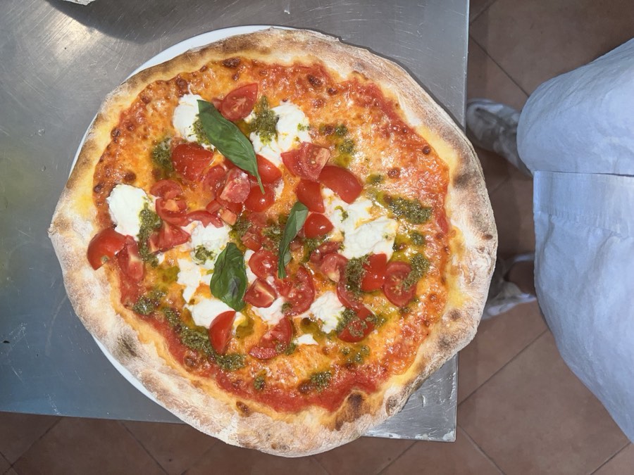 Gena, pomodoro fior di latte pesto bufala e pomodorini