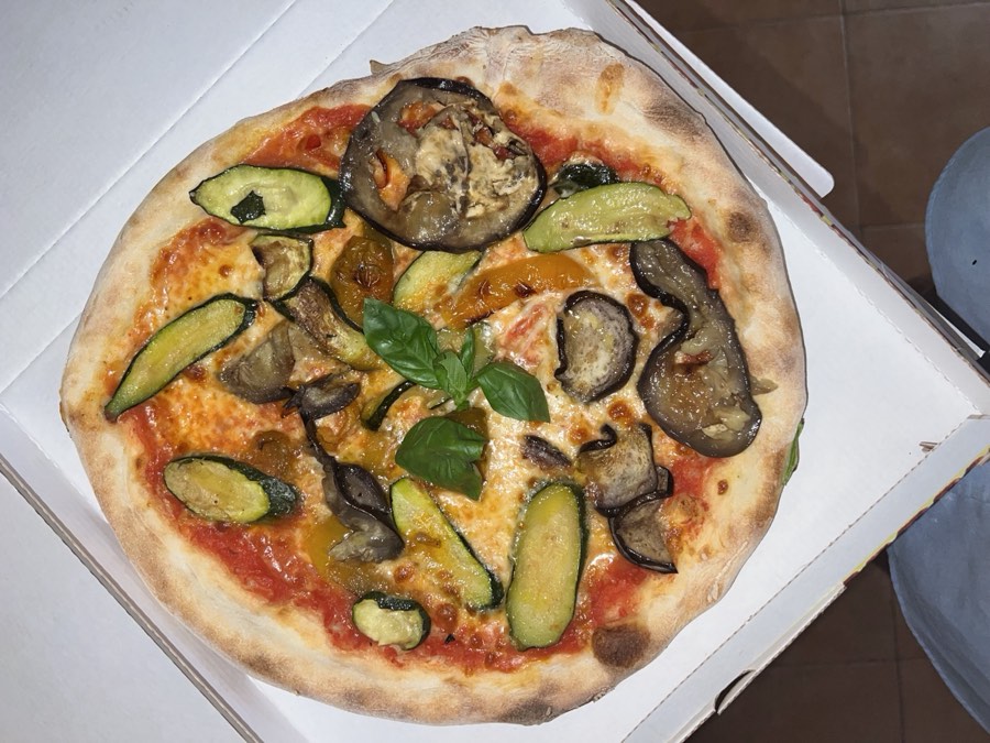 Vegetariana, pomodoro fior di latte zucchine melanzane e peperoni grigliati